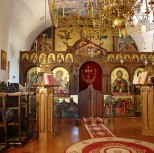 Внутренний вид монастырского храма в честь святого Иоанна Крестителя и его иконостаса в традиционном греческом стиле. Фото - Евгения Саламатова.