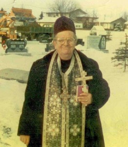 Протоиерей Иоанн Маргитич, настоятель собора св. Варвары. Эдмонтон. 2 января 1986г. после совершения погребения почившего прихожанина (фото из архива Управления Патриарших приходов).