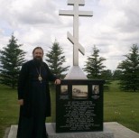 Памятник на месте служения первой литургии в Канаде