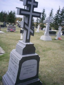Надгробный крест на могиле архимандрита Димитрия (Щур)