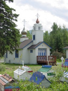 Свято-Николаевский храм в селении Eklutna возле Анкориджа. Впереди могилы крещенных местных жителей. Члены племени строили небольшие домики на могилах умерших еще до своего крещения, полагая что души умерших нуждаются в тепле, которое созраняется в маленьких домиках. Святитель Иннокентий просветив их Христовым учением, не стал искоренять эту традицию, свидетельствующую о любви к почившим.