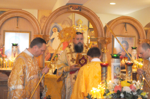 4. Осенение Святым Евангелием после чтения