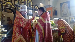 10 Помазание освященным елеем у мощей Святой