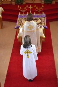 Новокрещенная одеянная в "ризу светлу" - знак достоинства для участия в Трапезе Господней.