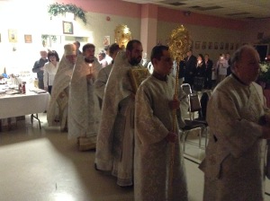 Пасхальный крестный ход в полночь в Покровском приходе. Оттава.