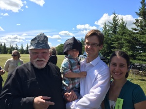 Общение после после пикника. Будущий священнослужитель: младенец Кирилл.