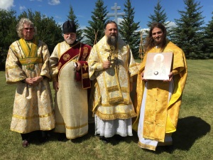 Клирики с епископом Иовом после литургии на месте бывшей фермы Феодора Немирского.