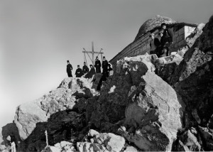 Поклонный крест, установленный русскими монахами, и храм Преображения Господня на вершине Святой Горы Афон. Фото начала ХХ века.
