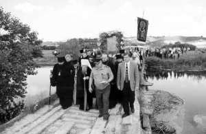 Переход символической российско-украинской границы. 1 июня 2001 г.