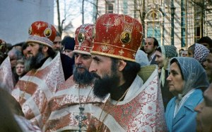 Архимандрит Феодор (Андрущенко) - в центре. Слева от него - архимандрит Онуфрий (Березовский), благочинный Лавры, ныне Блаженнейший митрополит Киевский и всея Украины. Крестный ход в Лавре на Пасхальной седмице. Средина 1980-х годов ХХ в.