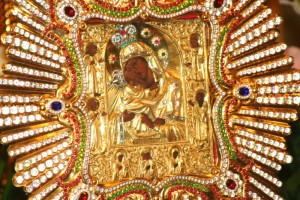 Почаевская чудотворная икона Божией Матери в киоте.