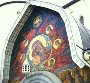 Западная сторона Троицкого собора. Мозаичный Почаевский образ Божией Матери, Которой поклоняются Волынские святые,
