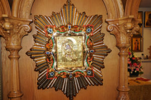 Список Почаевской иконы Богоматери в звездообразном киоте с украшениями - дар сестричества храму подворья в связи с его 15-летием.