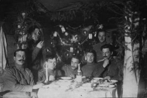 Праздник Рождества в офицерской землянке. Западный фронт. 1916 г.