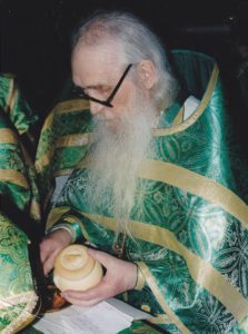 архимандрит Кирилл (Павлов) во время Проскомидии. Молитва за духовных чад.