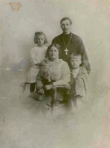 Иерей Косьма Горбачев с семьей в годы служения на Пено с 12.10.1907 по 1.03.1916.