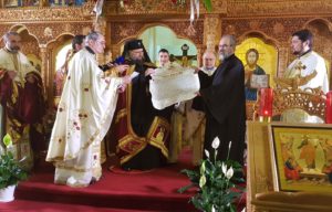 Митрополит Николай вручает Грамоту епископу Иоанну-Кассиану о назначении его правящим архиереем новой епархии
