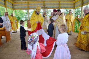 Вручение епископу Антонию флага Канады - подарка от детей Патриарших приходов