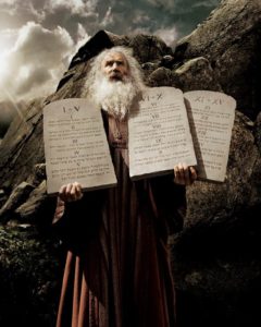 Скрижали с Заповедями Божьими в руках пророка Моисея