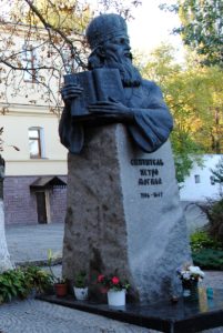 Современный памятник свт. Петру Могиле перед главным зданием Киевской Духовной академии в Киево-Печерской лавре