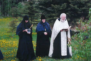 В женском Покровском монастыре на Блаффтоне с иг. Амвросией и сестрой Ксенией. Радоница