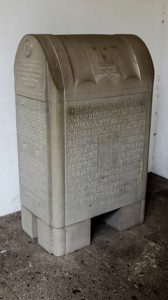 Памятник свв.Кириллу и Мефодию с текстом на глаголице перед входом в базилику св.Климента. Рим