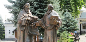 Памятник свв.Кириллу и Мефодию в Киево-Печерской Лавре в Киеве