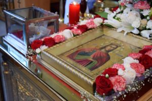 Аналойная икона и ковег с мощами св. Варвары в центре храма. Престольный праздник. Эдмонтон. 2017г.