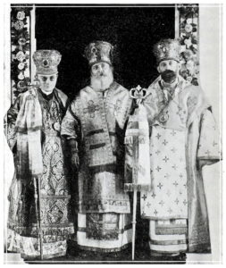 С жезлами - сщмч. Горазд (Павлик), еп. Чешский и Моравско-Силезский (без бороды), в центре - еп. Питтсбургский Стефан (Дзюбай) и новорукоположенный еп. Канадский Адам. 24.10.1922г.